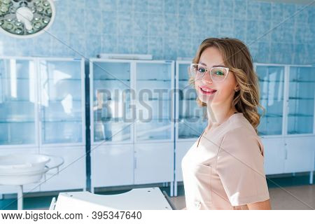 Female Doctor Surgeon Working At Surgery Room And Smiling At Camera.