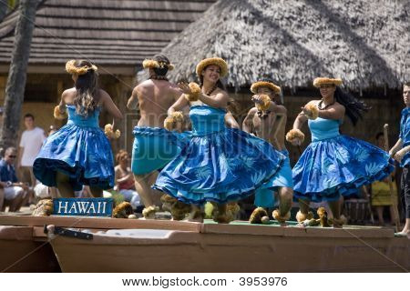 Hawaiian ballerini su canoa