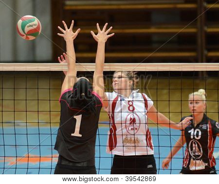 KAPOSVAR, Hungría - 14 de octubre: Timea Kondor (en blanco) en acción en el volleyb de la Liga húngara de I.