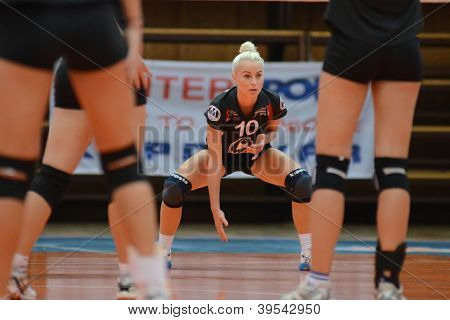 KAPOSVÁR, Maďarsko - 14. října: Virag Csitari (C) v akci na maďarské I. liga volejbal ga
