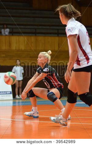 KAPOSVÁR, Maďarsko - 14. října: Virag Csitari (v černém) v akci na maďarské I. liga volejbal