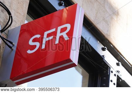 Bordeaux , Aquitaine / France - 11 11 2020 : Sfr Store Sign And Red Logo Of French Phone Operator Sh