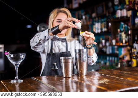 Professional Woman Barman Pouring Fresh Alcoholic Drink Into The Glasses In Cocktail Bars