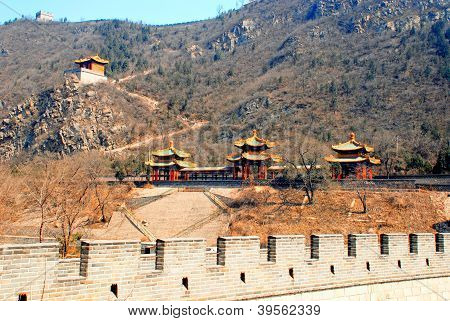 สามเจดีย์จีนและกำแพงในช่วง Spring(China)