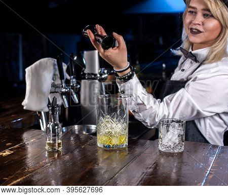 Experienced Woman Barman Surprises With Its Skill Bar Visitors Behind Bar