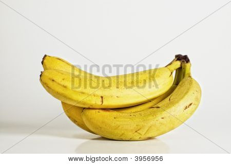 Banane su sfondo bianco.
