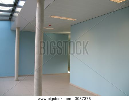 Corredor na escola em azul
