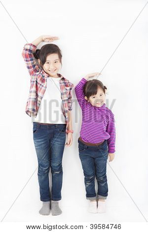 Deux belles asiatiques petites filles debout ensemble