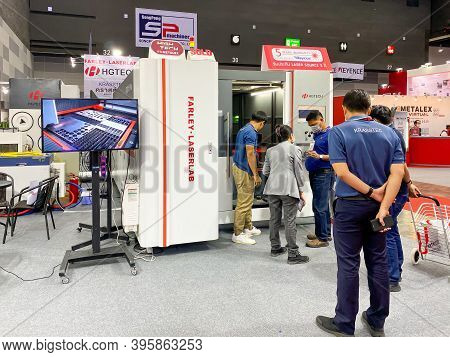 Bangkok Thailand - 20 Nov 2020: Unidentified People Walking In The Metalex 2020 Exhibition In Bitec 