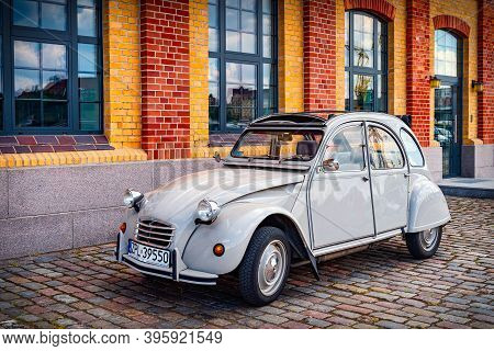 Szczecin, Poland June 2019 Grey Citroen 2cv Convertible, Often Called An Umbrella On Wheels. Vintage