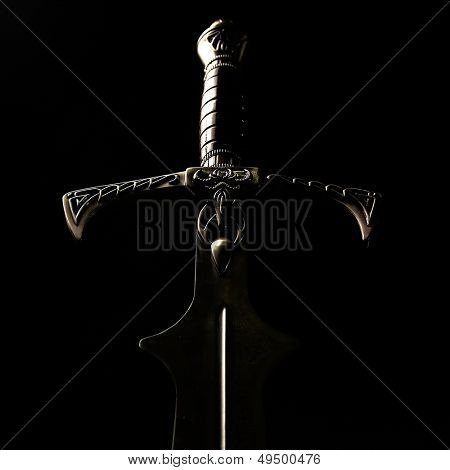 espada medieval contra o fundo preto