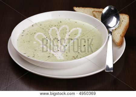 Tigela de sopa de brócolis