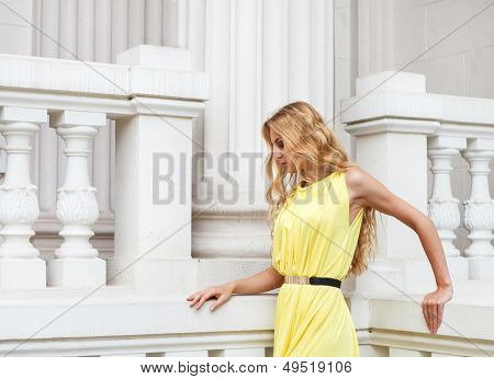 Bella donna bionda all'aperto sulle scale