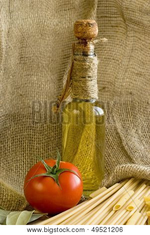 still life pullo oliiviöljyä ja tomaatti