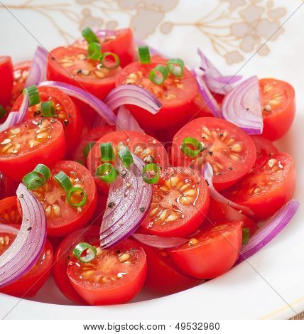 Kirsche Tomatensalat mit schwarzem Pfeffer und Zwiebel