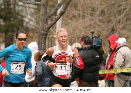 Boston - 20. dubna: Jutta Merilainen a Allison Kerr závod do kopce Heartbreak během Boston Mara
