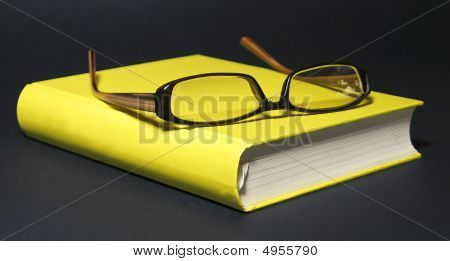 Lunettes de vue sur le Livre jaune