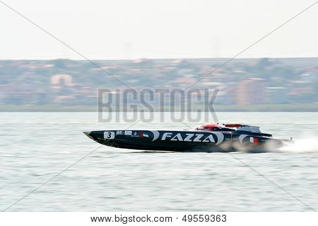 MAMAIA, Rumænien - 29 AUGUST: Båd Fazza 3 af sejr Team, favorit, i første løb i klassen 