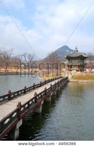 Hyangwonjeong pawilonu pałacu Gyeongbokgung