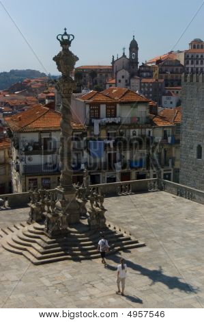 Rolka ramię lub Picota sprawiedliwości w Se katedry. Porto, spokojne