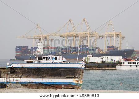 Khor Fakkan UAE alte Holzdau angespült am Ufer vor Khor Fakkport