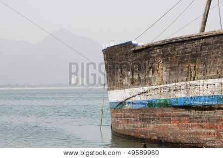 Khor Fakkan UAE alte Holzdau angespült am Ufer vor Khor Fakkport