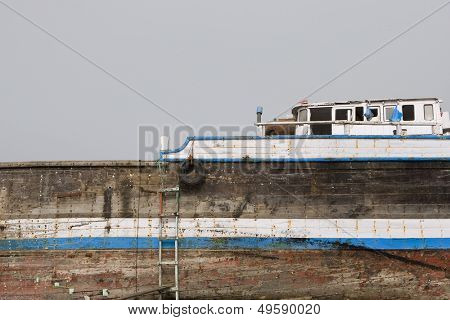 Khor Fakkan UAE alte Holzdau angespült am Ufer vor Khor Fakkport