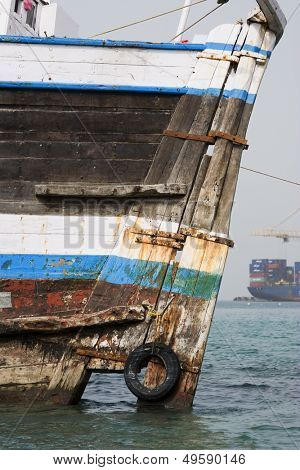 Khor Fakkan UAE alte Holzdau angespült am Ufer vor Khor Fakkport