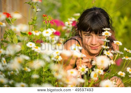 Ritratto teengirl tra fiori di campo