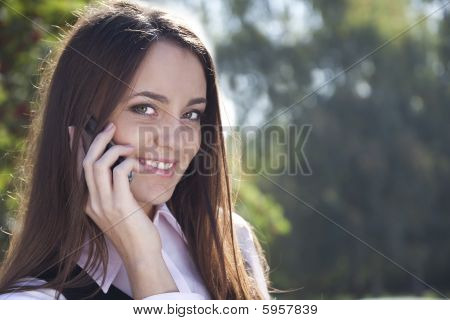 Meisje oproep telefoon en glimlach in herfst park