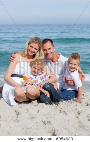 Portrait F une joyeuse famille tenant Suncreen