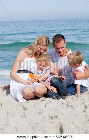 Souriant de mère avec sa famille détenant un écran solaire