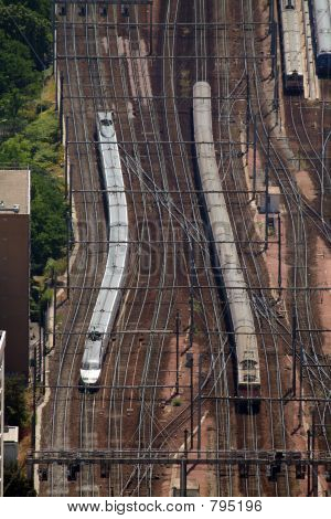 due treni su binari
