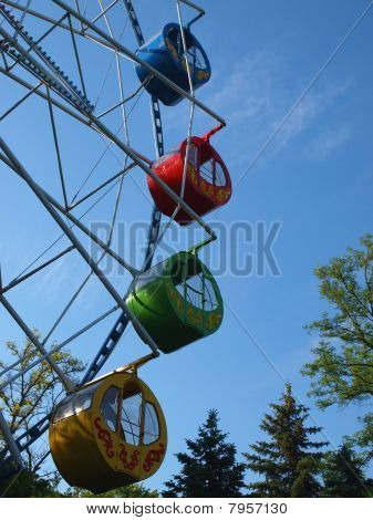 Grande roue et ciel bleu