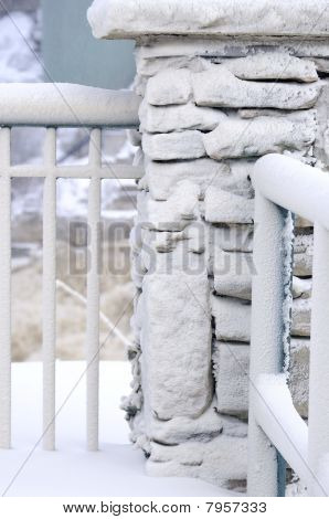雪に覆われたコーナーの石