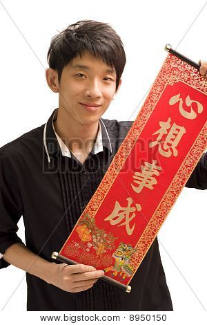junger Mann Hand halten chinesische Glück Wort auf weiß