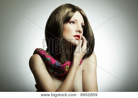 Retrato de moda de la mujer joven en estudio