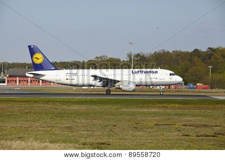 Frankfurt Airport - Airbus A320-200 Of Lufthansa Takes Off