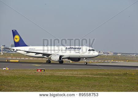 Frankfurt Airport - Airbus A320-200 Of Lufthansa Takes Off