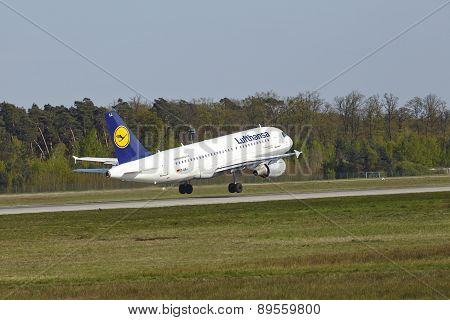 Frankfurt Airport - Airbus A319-100 Of Lufthansa Takes Off