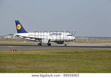Frankfurt Airport - Airbus A319-100 Of Lufthansa Takes Off