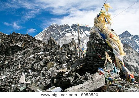 Gebetsfahnen auf dem Gipfel der Kongma La pass, Nepal