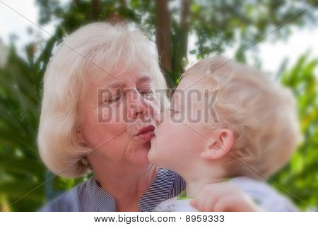 Babička a vnuk, líbání
