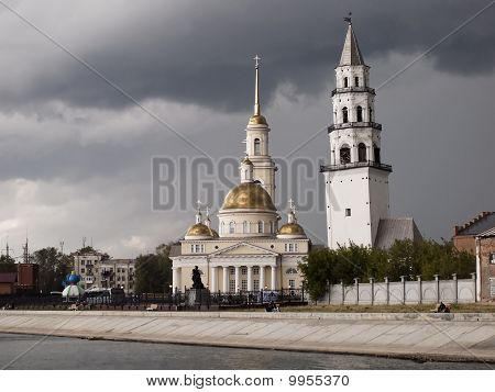 Demidov je nakloněná věž a Spaso-preobrazhenskiy katedrála. Město Nevjansk. Sverdlovská oblast.