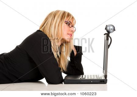 使用笔记本和摄像头的女商人