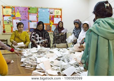 Vote Counting At Pakistan 2013 Elections