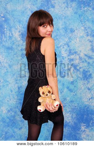 สาวชุดดำกับตุ๊กตาหมีในมือ