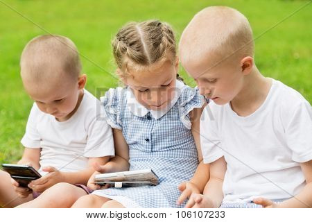Children are taught the game on your smartphones. Summer park