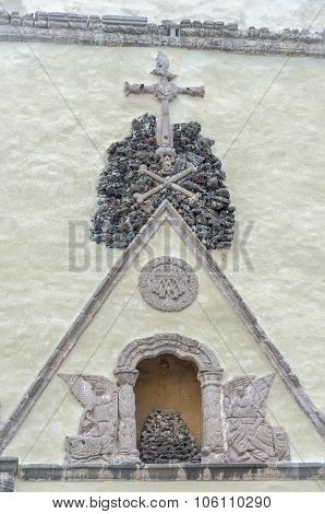 Crossed bones and skull