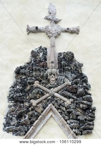 Crossed bones and skull
